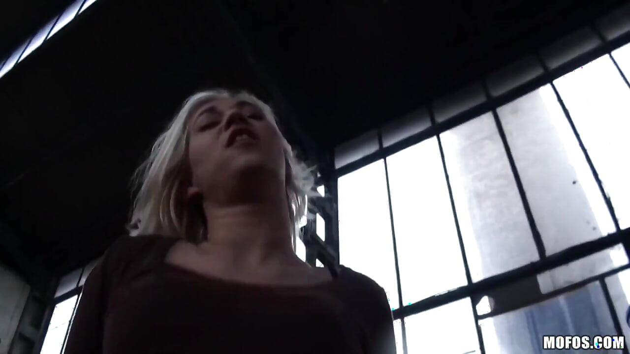 Public Pickups - Hot Blonde Amateur Linda Ray Fucks for Some Spending Money