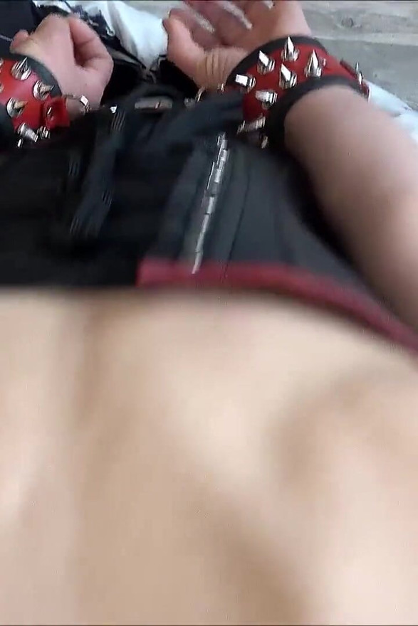 Schiava in corsetto di pelle usata come mi piace 2