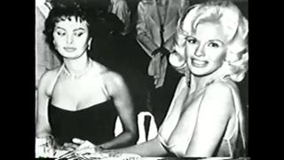 Sophia Loren explica dando atenção a Jayne Mansfield
