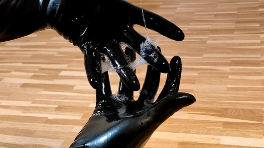 Spuug met latex handschoenen - kwijlen op rubber