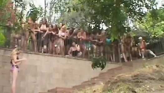 Uzun bacaklı Fransız sürtük ateşli lezbiyen grup sekste sikiliyor