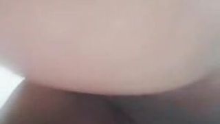 Une petite amie montre ses seins à son copain indien