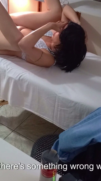 Pasien pergi dengan pantat penuh semen dan plug di dalamnya. | Klip 3