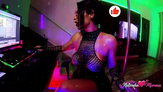 Brazilian Brunette Live: a Presence That Captivates