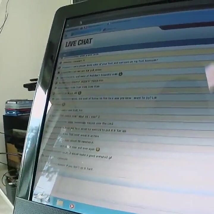 Minha Vizinha uma Vadia de Peitos Grandes e Cabelo Castanho Tem a Buceta Fodida na Webcam