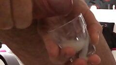 Riesiges, schmutziges Abspritzen in ein Schnapsglas