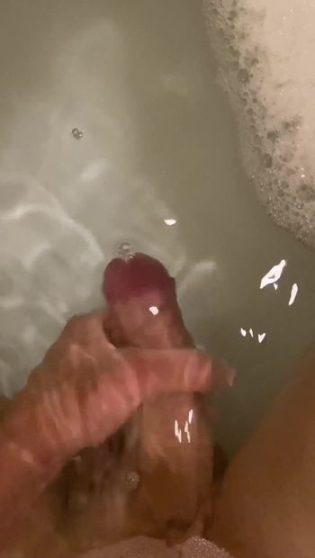 BWC masturbira kraj sperme pod vodom