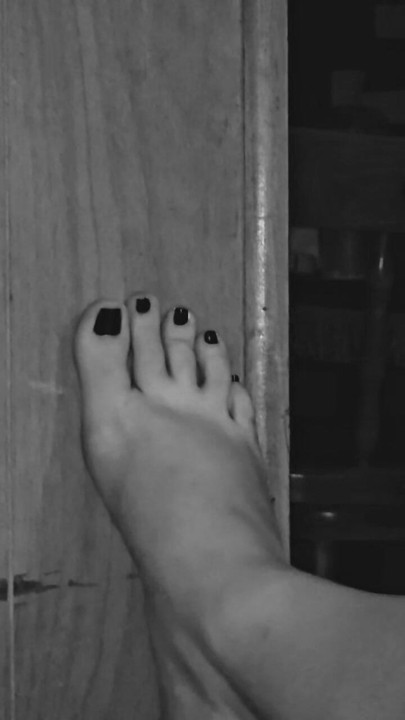 Sexy Toes Shining for Daddy