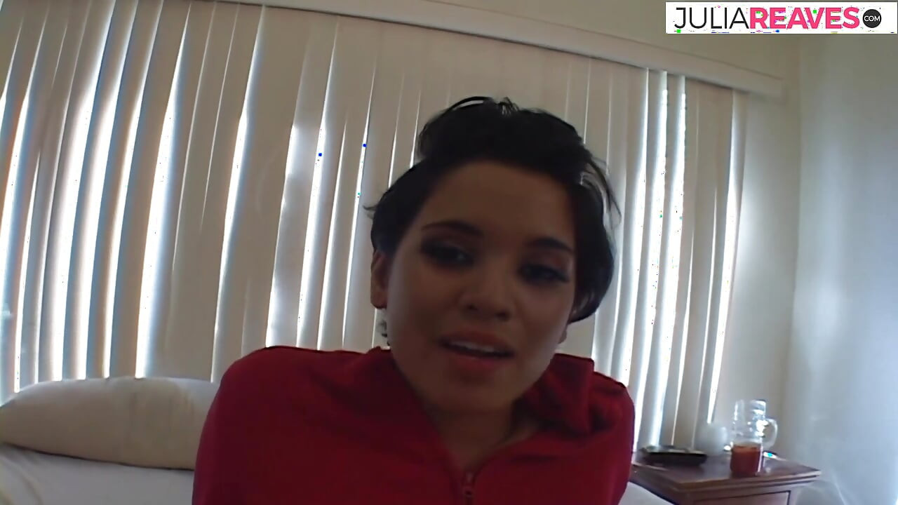 Fata tatuată călărește pe o pulă masivă până la o ejaculare în gură