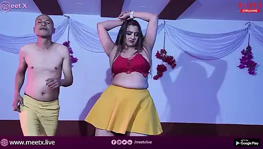 Azgın çift canlı gösteride seks yapıyor ve eğleniyor