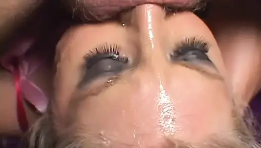 Seksi sarışın sadece ağzında büyük yarağı seviyor