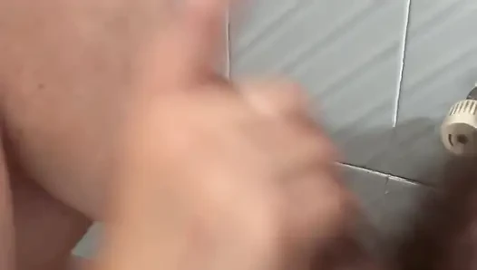 Julius mengocok pelernya penuh sperma ke celana dalamku