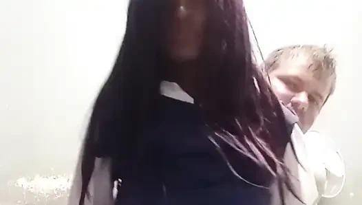 Ateşli 18 yaşındaki genç üvey kız üvey babasına biniyor