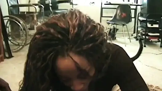 Tombul zenci kaltak siyah bir adam tarafından sikilirken adam götüne dildo sokuyor