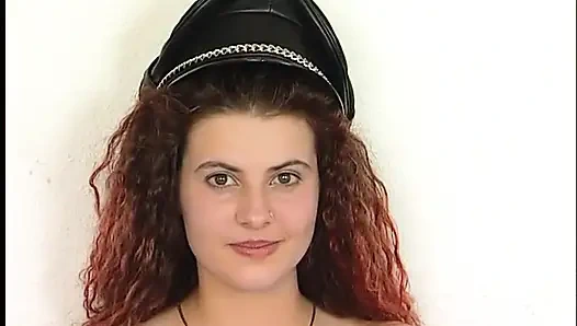 Cewek seksi dengan rambut warna warni lagi asik ngusap memeknya yang dipangkas