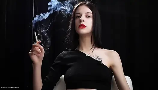 İnce piliç iki kırmızı sigara içiyor