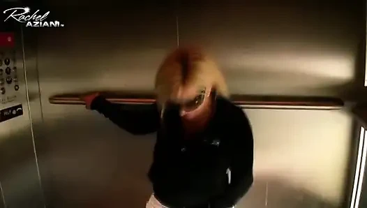 Rachel masturbasi di luar ruangan