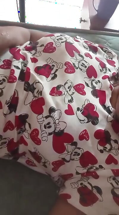 Wanita Sri Lanka merayu pasangannya melalui panggilan video sampai orgasme hanya dengan toket besar dan memek basah