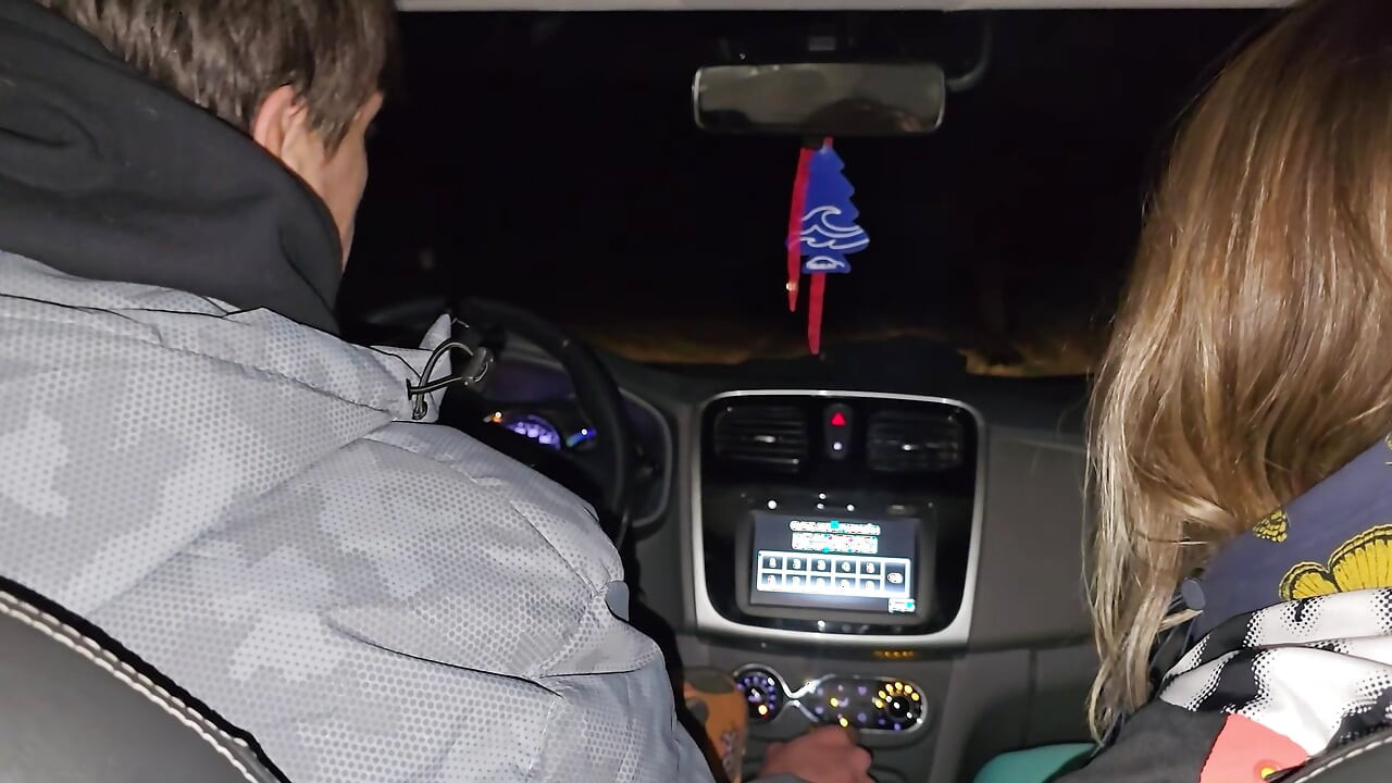 Una doble mamada en el auto de mi amiga, chicas sucias y morbosas
