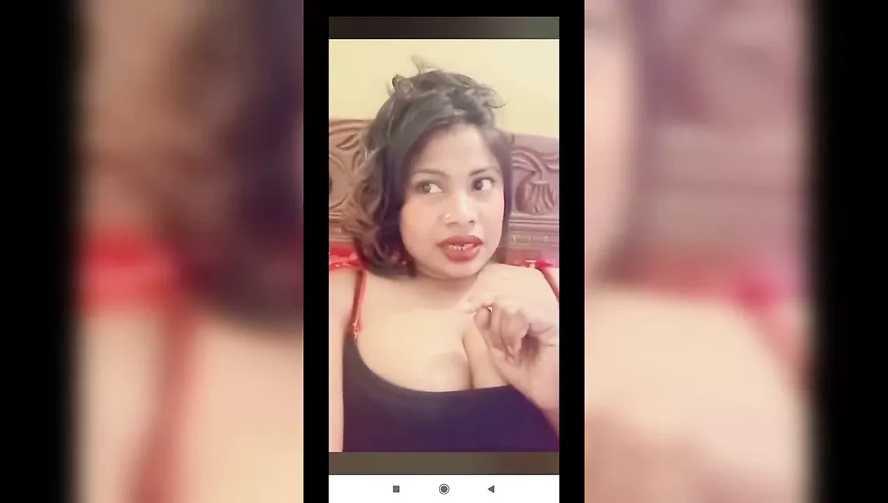검은색 브래지어를 입고 라이브 캠에서 거대한 젖탱이를 보여주는 Rasmi alon