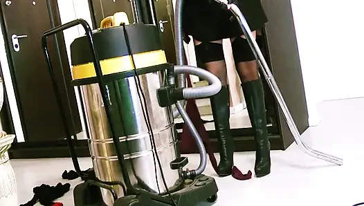 Babysitter Vacumming