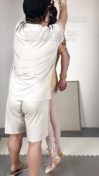 pith ke pichhe sidhi bhujaon ke saath baile joote