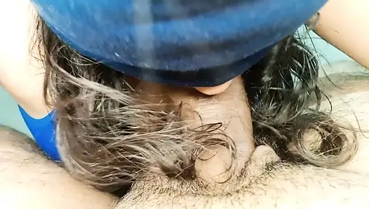 Meine junge stiefschwester lutscht meinen schwanz so eifrig, dass es mich verrückt macht