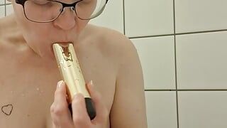 Une MILF sexy sous la douche