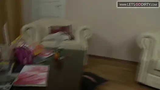 Студентка-блондинка стонет, когда ей пробурили задницу до камшота