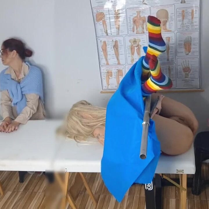 Üvey anne, üvey kızını ilk kez jinekoloğa götürüyor!