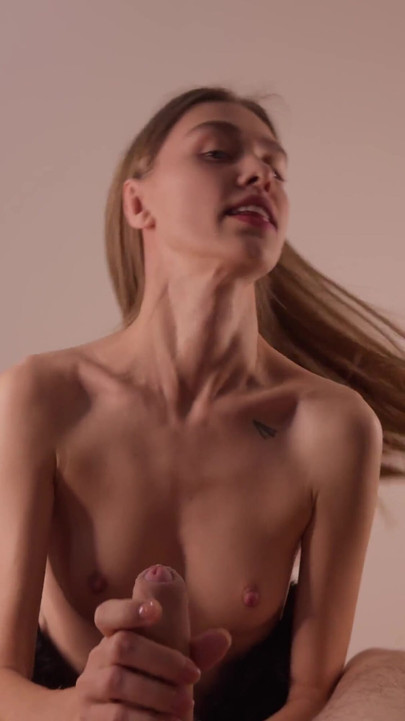 La zorra me dio un descuento porque le gustó la polla | Clip 1