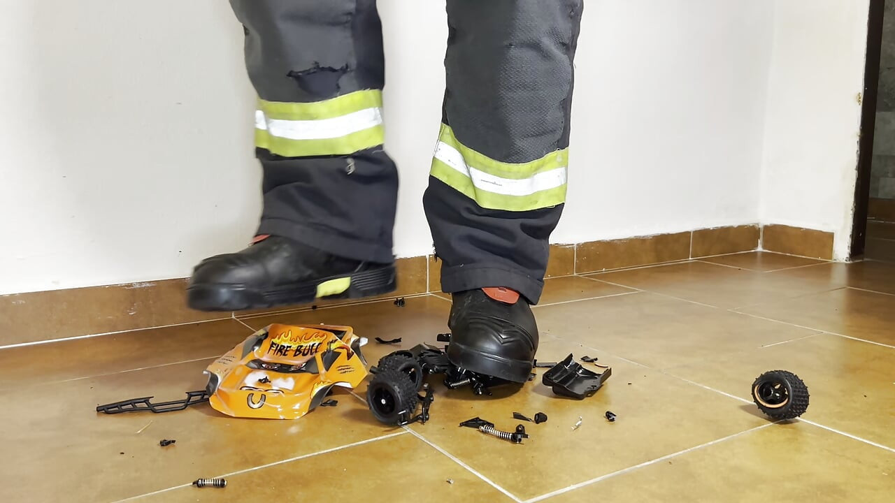Feuerwehrmann stampft RC Auto mit Haix