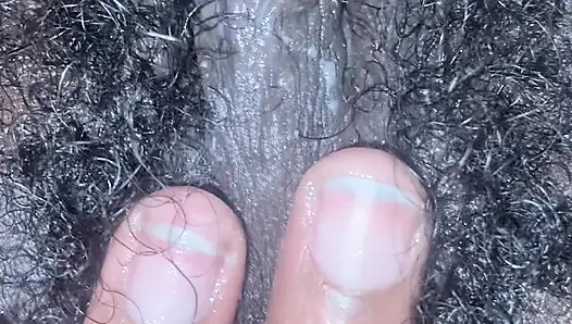 Islak kremsi kıllı siyah amcığım