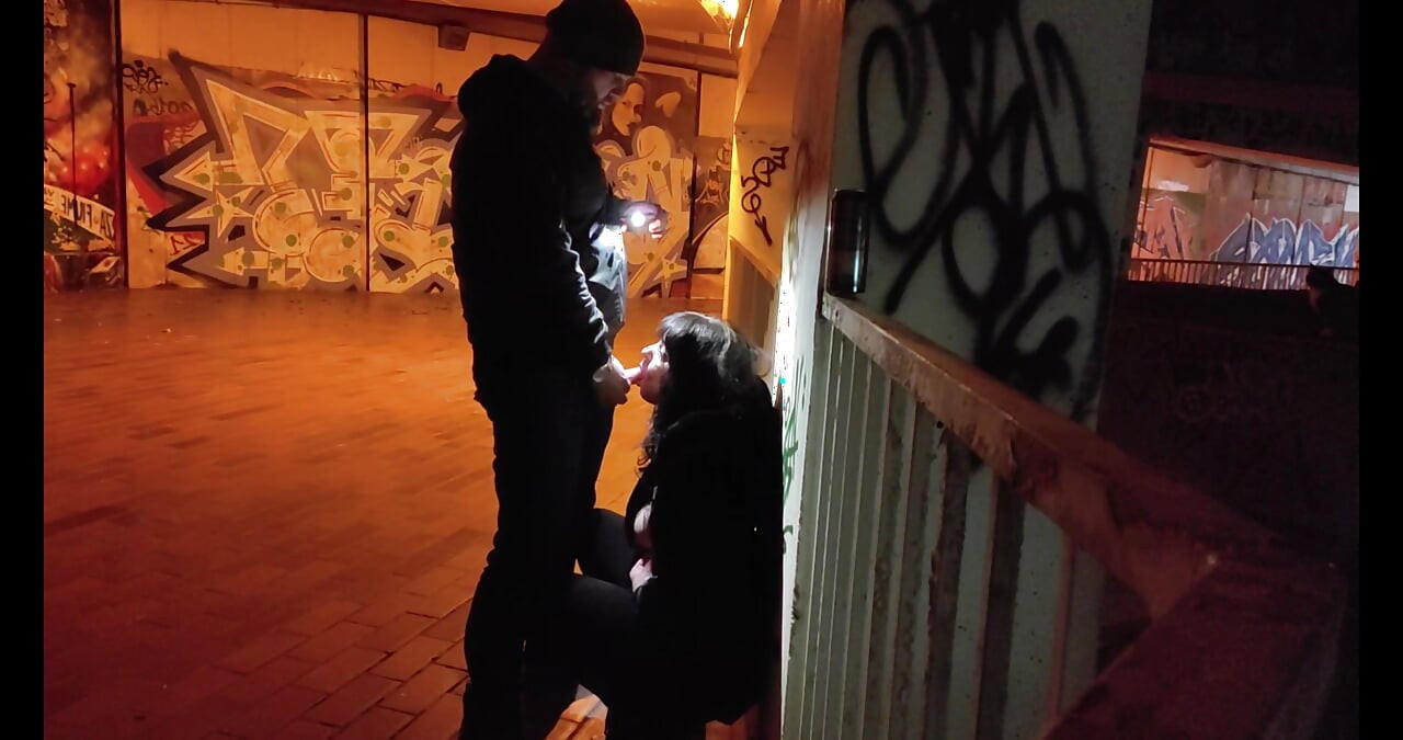 Πουτάνα εξευτελίστηκε στο γκαράζ