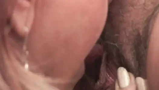 Zwei bBW-lesben spielen im badezimmer