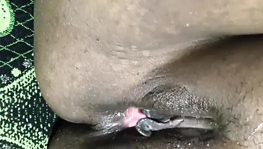 Wasser fiel in die muschi, als sie einen finger in ihre muschi steckte.