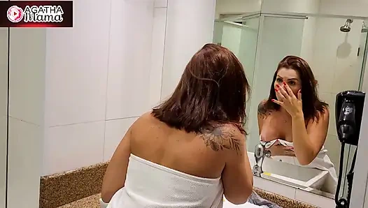 Грудь Агаты в горячей ванне плюс короткое полотенце — полотенце падает, трусики исчезают, и я всё разогреваю