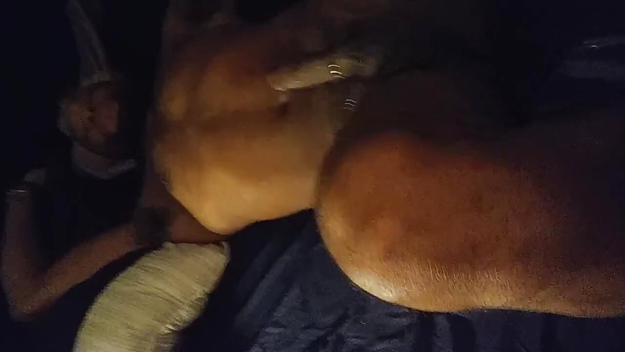 ケニー・ジェイがベッドでオナニーされる