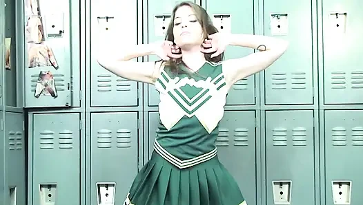 Memek berbulu pemandu sorak berbulu dijilat setelah nyepong kontol