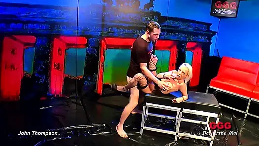 Cewek seksi rambut pirang ini dientot habis-habisan sampai dicrot sperma hangat