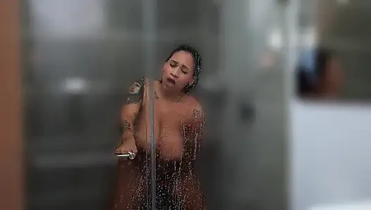 Payudara Besar Brunette Tersentuh Di Bak Mandi Setelah Gym