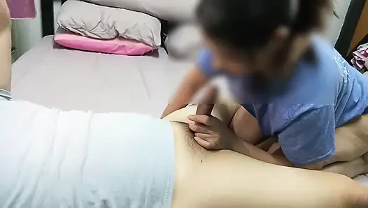 Dia sangat baik memberikan blowjob.