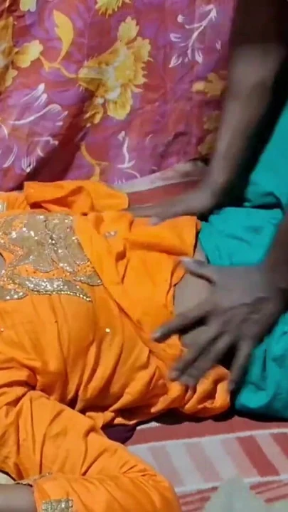 Stunning moment from "Malik Ne naukrani ko Akele Kamre Mein Chut Chud"