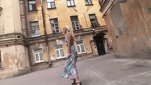 Ein blondes hottie zieht blank und pisst auf der straße, bevor er doppelpenetrations-dreier mit zwei geilen kerle geht