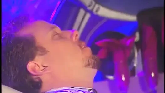 İri göğüslü orta yaşlı seksi kadın limuzinde macera istiyor