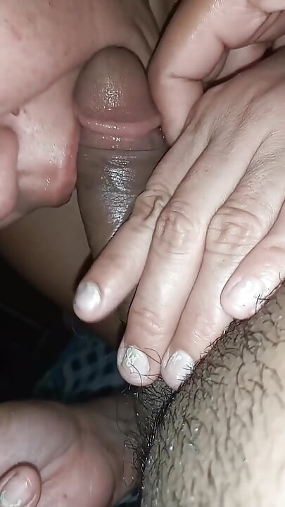 Une latina suce une bite délicieuse