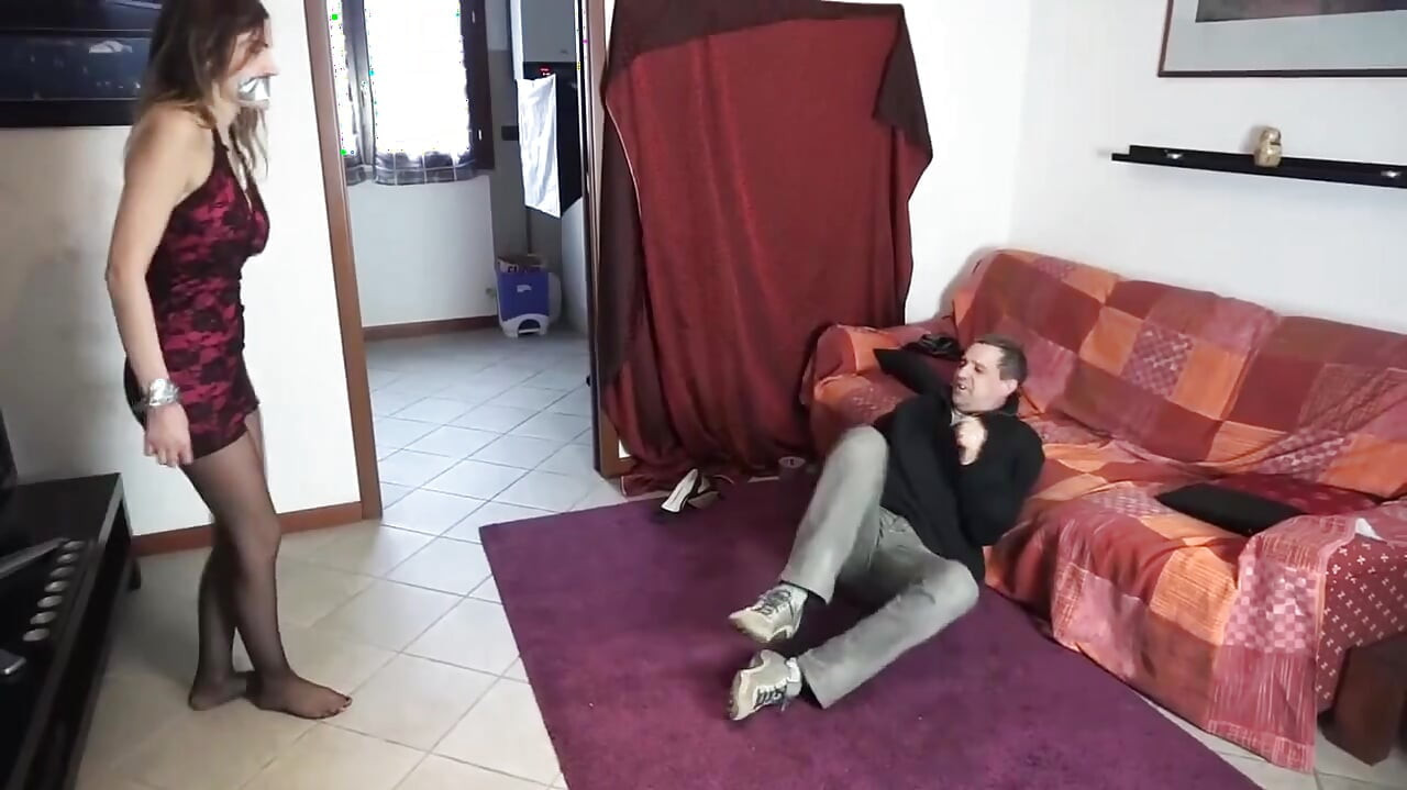 Svázaná holka ve spodním prádle se podrobí intenzivní BDSM hře