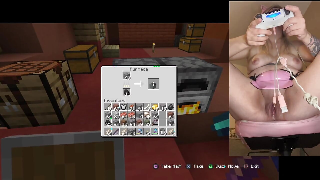 Awek gamer meregangkan awak dengan ludah dan kencingnya