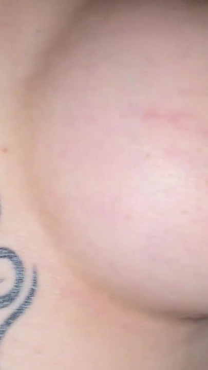 Saya melancap dengan tetek saya dan saya terpaksa mengongkeknya dengan sangat keras | Klip 1