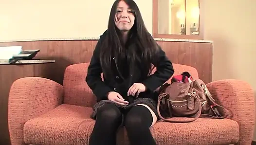 Gadis remaja Jepang dengan kaus kaki tinggi lutut memeknya dicrot di dalam